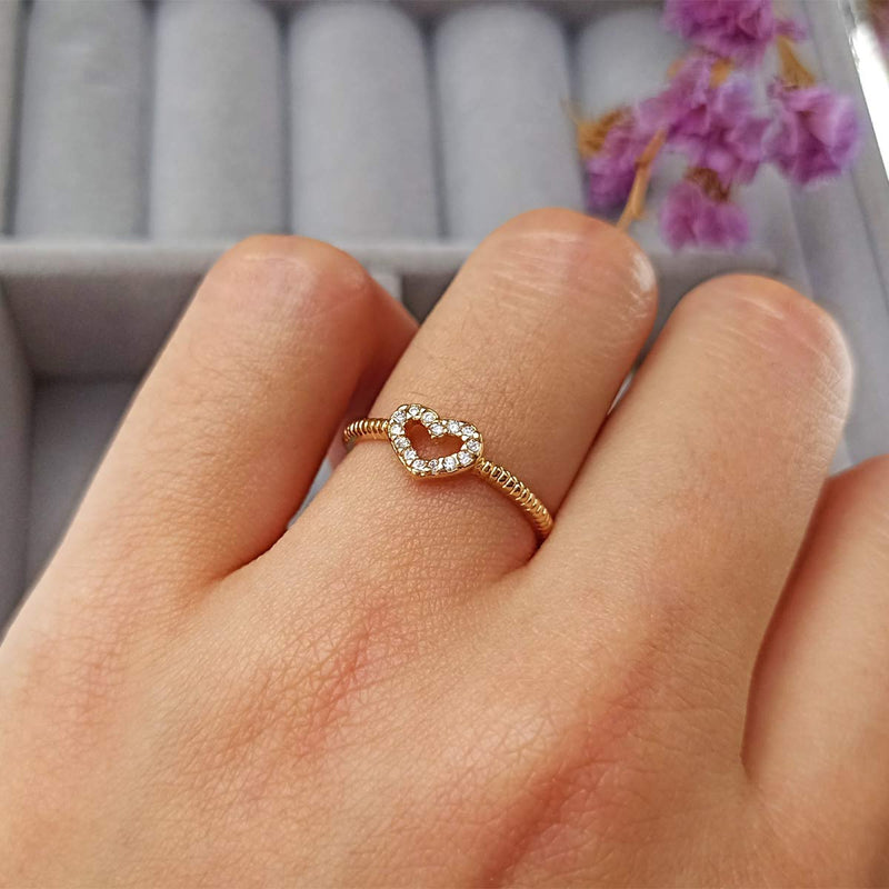 Anel em Ouro 18K com Pequeno Coração Cravejado com Zircônias e Aro Detalhado